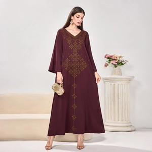 Détails de robe longue violette à col en V avec motifs dorés en strass et manches évasées