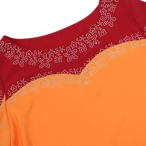 Détail des motifs en strass sur l'encolure de la robe caftan rouge et orange