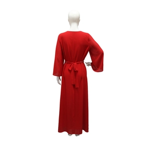 Vue détaillée d'une robe longue rouge avec ceinture et accents de perles fins