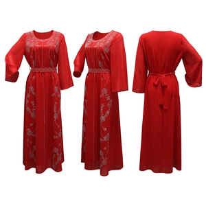 Vue détaillée de la robe de soirée rouge avec broderies florales argentées et sequins brillants
