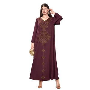 Détail de la broderie dorée complexe sur une robe caftan bordeaux de luxe à col en V