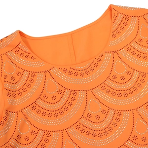 Détail de la robe orange à col rond avec des strass rouges et argentés en forme d'éventail