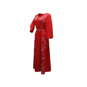 Détail de la robe de soirée rouge élégante avec des motifs floraux en strass argentés