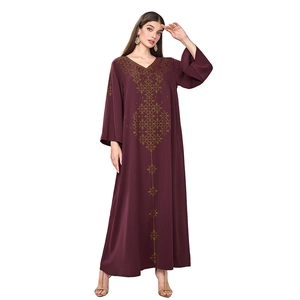 Robe longue violette avec col en V et broderies géométriques dorées sophistiquées