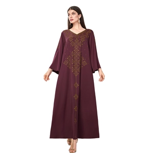 Détail du col en V avec broderie dorée sur une robe caftan violette pour femmes