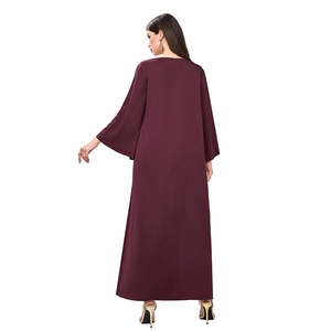 Détail de la couture arrière et du drapé élégant d'une robe longue bordeaux à col en V