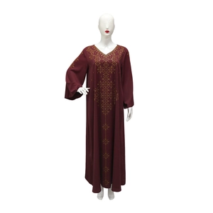 Détails de motifs étoiles dorées sur robe longue caftan bordeaux à col en V