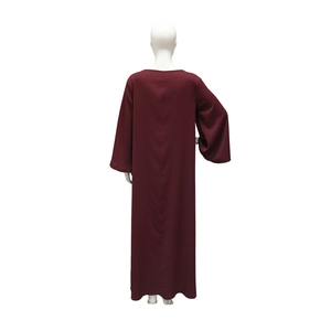 Vue arrière d'une robe longue caftan bordeaux à manches longues et coupe ample et fluide