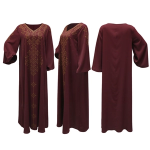 Détails de la robe longue bordeaux à col en V avec motifs dorés et coupe décontractée