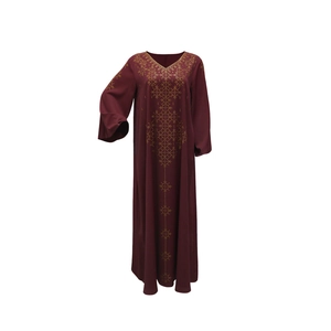 Détails des motifs dorés et du col en V sur une robe longue bordeaux élégante