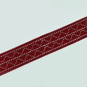Détail de la ceinture en velours rouge avec motifs de strass argentés pour robe de soirée