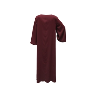 Gros plan de la robe bordeaux à col en V avec strass scintillants et tissu de haute qualité