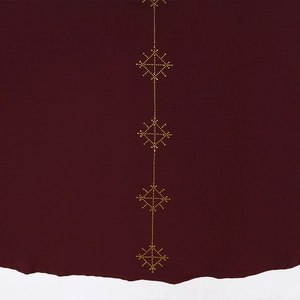 Détail de la robe bordeaux avec des motifs géométriques en strass dorés scintillants