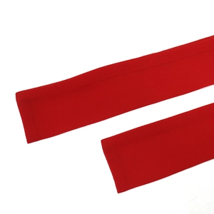 Détail de la texture du tissu en maille rouge avec des coutures de haute qualité ici
