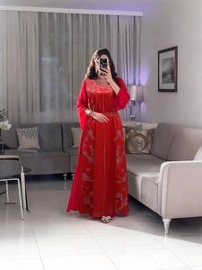 Robe Kaftan rouge élégante avec broderie florale argentée et manches évasées