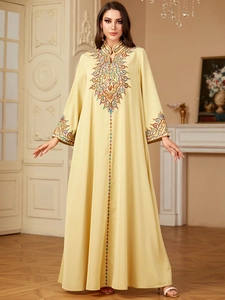 Robe longue caftan crème élégante avec broderie ethnique colorée et manches longues