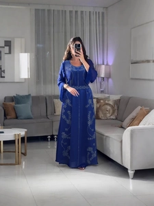Robe caftan bleu royal élégante avec broderie florale argentée et lien à la taille