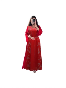 Robe caftan longue rouge élégante avec broderie florale argentée et manches transparentes