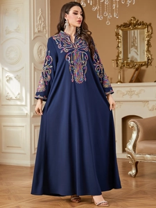 Détail de la broderie et de l'encolure en V élégante sur cette robe maxi bleue ethnique