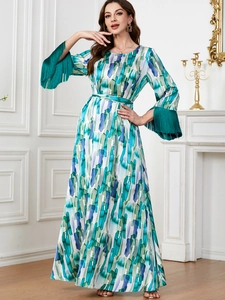 Robe longue élégante à fleurs avec poignets à pompons et une ceinture assortie