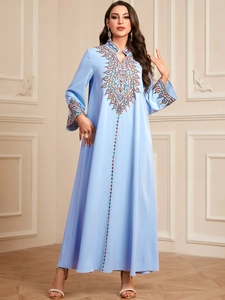 Robe Jalabiya bleu clair élégante à manches longues avec broderies colorées sur le buste