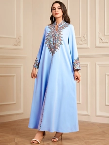 Robe kaftan Jalabiya bleu clair avec broderies colorées et manches longues, coupe ample