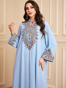 Détails de broderie colorée sur une robe longue Jalabiya kaftan bleu clair à manches