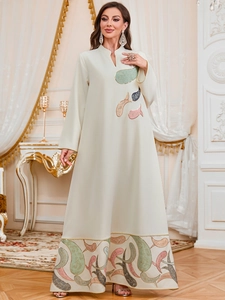 Robe longue ethnique crème élégante avec broderie paisley colorée et manches longues