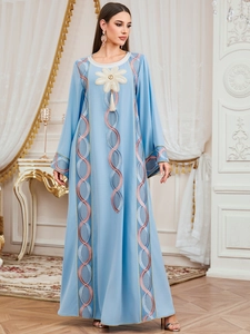 Robe abaya élégante bleu clair à manches longues avec broderie florale et appliques blanches