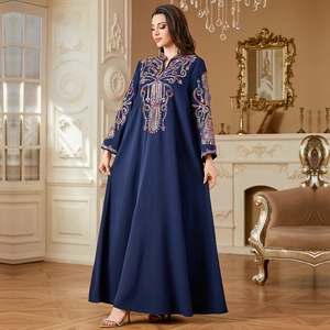Robe caftan bohème bleu marine avec broderies colorées et détails de paillettes