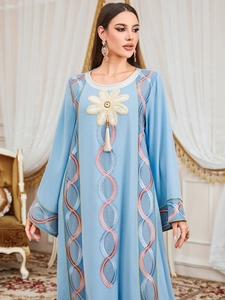Détails de broderies florales et grande fleur 3D sur une robe abaya bleu ciel chic