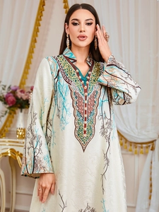 Vestido largo tipo caftán elegante con estampado floral, cuello en V y bordados