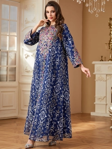 Robe caftan bleu marine élégante avec broderie ethnique complexe et motifs géométriques
