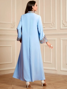 Vue arrière d'une robe Jalabiya bleu clair avec broderies et sequins sur les manches