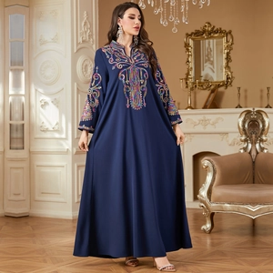 Robe caftan ethnique bleu marine avec broderies et paillettes en intérieur de luxe
