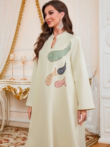 Détail d'une robe jalabiya ethnique avec broderies paisley et encolure en V élégante