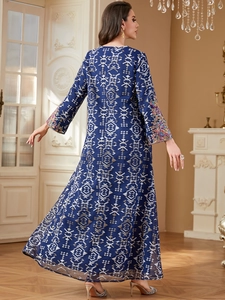 Robe jalabiya brodée bleu marine à col en V avec des motifs géométriques blancs élégants