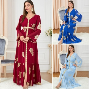 Detailansicht der Boho-Kaftankleider mit goldener Blattstickerei und elegantem V-Ausschnitt