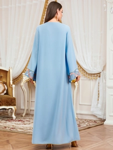Vue arrière d'une robe longue abaya bleu clair avec broderie florale sur manches cloches