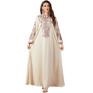 Robe maxi caftan beige élégante avec broderie de paillettes colorées et col en V