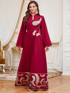 Robe Jalabiya rouge foncé élégante avec broderie cachemire et ceinture à la taille