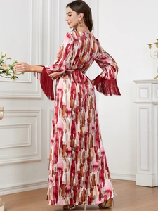 Robe longue élégante à imprimé abstrait avec manches à pompons et ceinture assortie