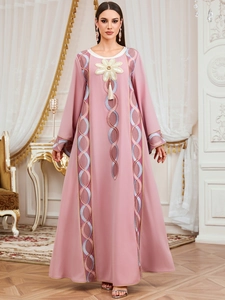 Robe caftan brodée rose clair élégante avec manches longues et glands fleuris