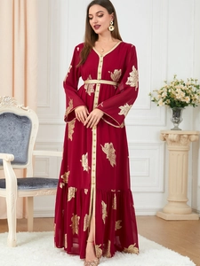 Detail des V-Ausschnitts mit Goldstickerei und Pailletten auf einem weinroten Kaftan