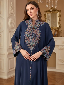 Robe longue Jalabiya élégante bleu marine en mousseline avec broderies et manches longues