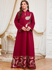 Robe longue Jalabiya bordeaux avec broderie paisley élégante et liseré doré