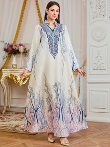 Elegante vestido largo Kaftan con cuello en V, bordado azul y estampado artístico de ramas