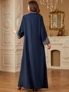Vue arrière d'une robe Jalabiya bleu marine brodée avec un drapé élégant de qualité