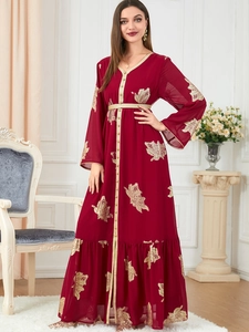 Detailansicht eines burgunderroten Chiffon-Kaftans mit goldener Blattstickerei