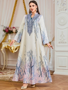 Elegante vestido largo kaftán marfil con cuello en V y estampado floral azul